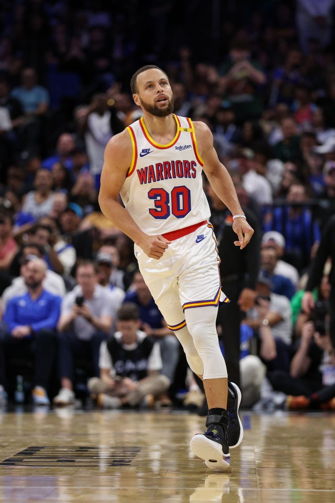 库里连续十五场比赛得分超过持续失利，雄鹿不断突破！