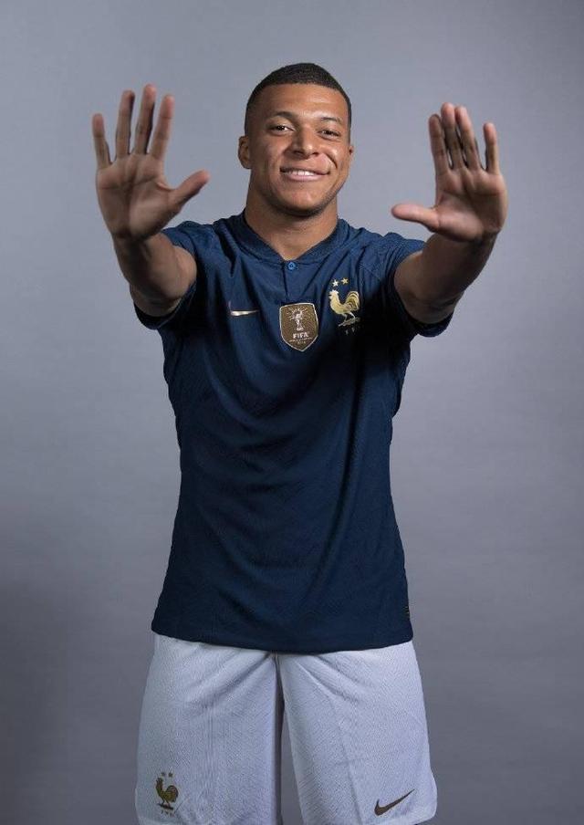 姆巴佩重返赛场，比赛局势复杂首场状态出色，老鹰观众沸腾！的简单介绍