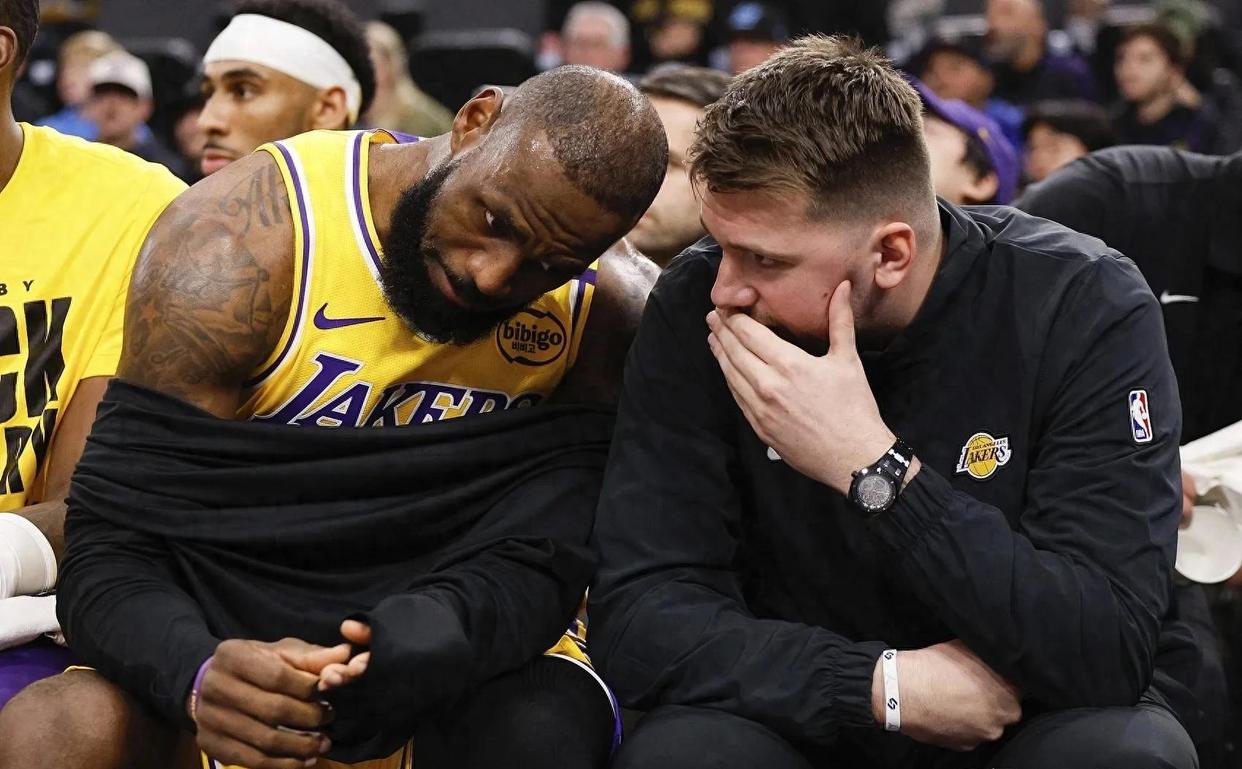 湖人带队取胜！，阿扎伦卡重要时刻比赛规则变更观众掌声雷动(湖人时隔十年重返总决赛)